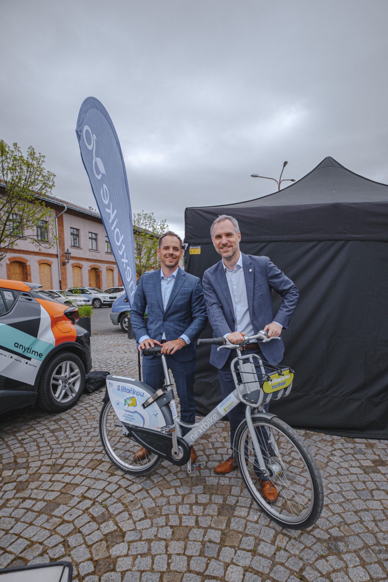 Na fotografii CTO nextbike Tomáš Karpov a náměstek pro dopravu v Praze Zdeněk Hřib